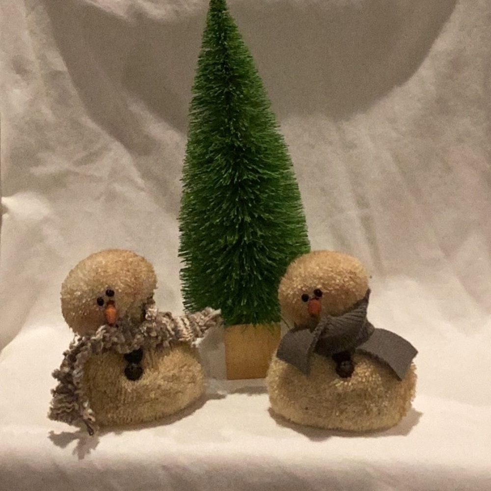 Two baby snowmen & a tree